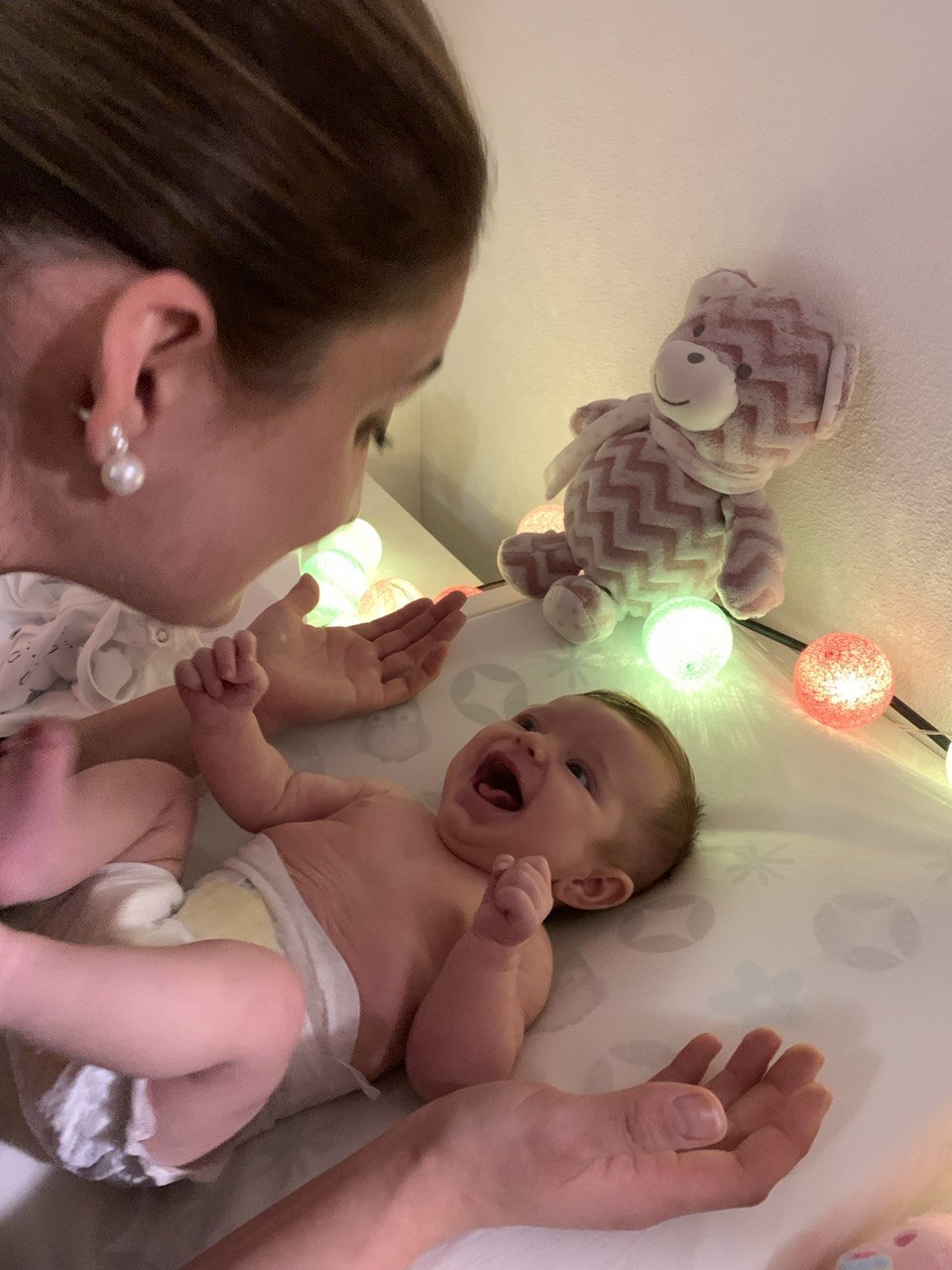 Sanja bei der Wochenbettbetreuung eines Babys